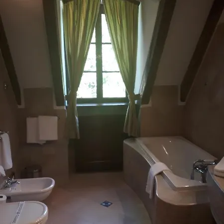 Hotell Zamek Stirin 4*