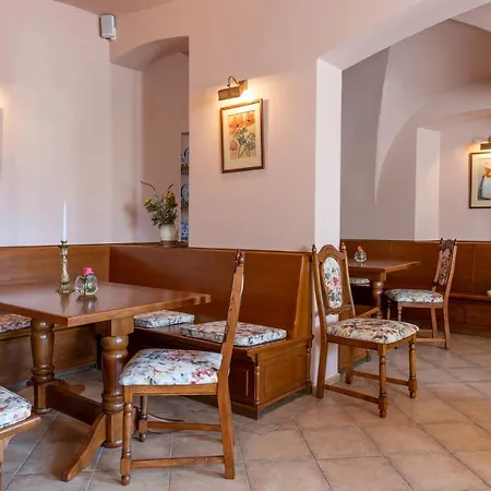 Hotell Zamek Stirin 4*