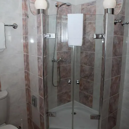 Zamek Stirin Hotell Velké Popovice