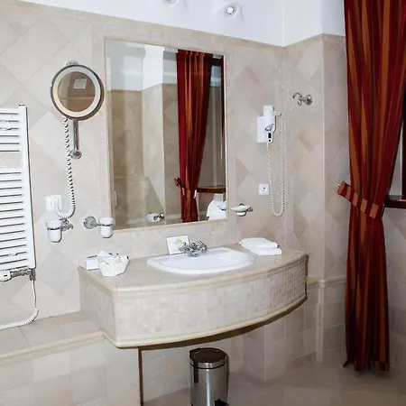 Hotell Zamek Stirin 4*